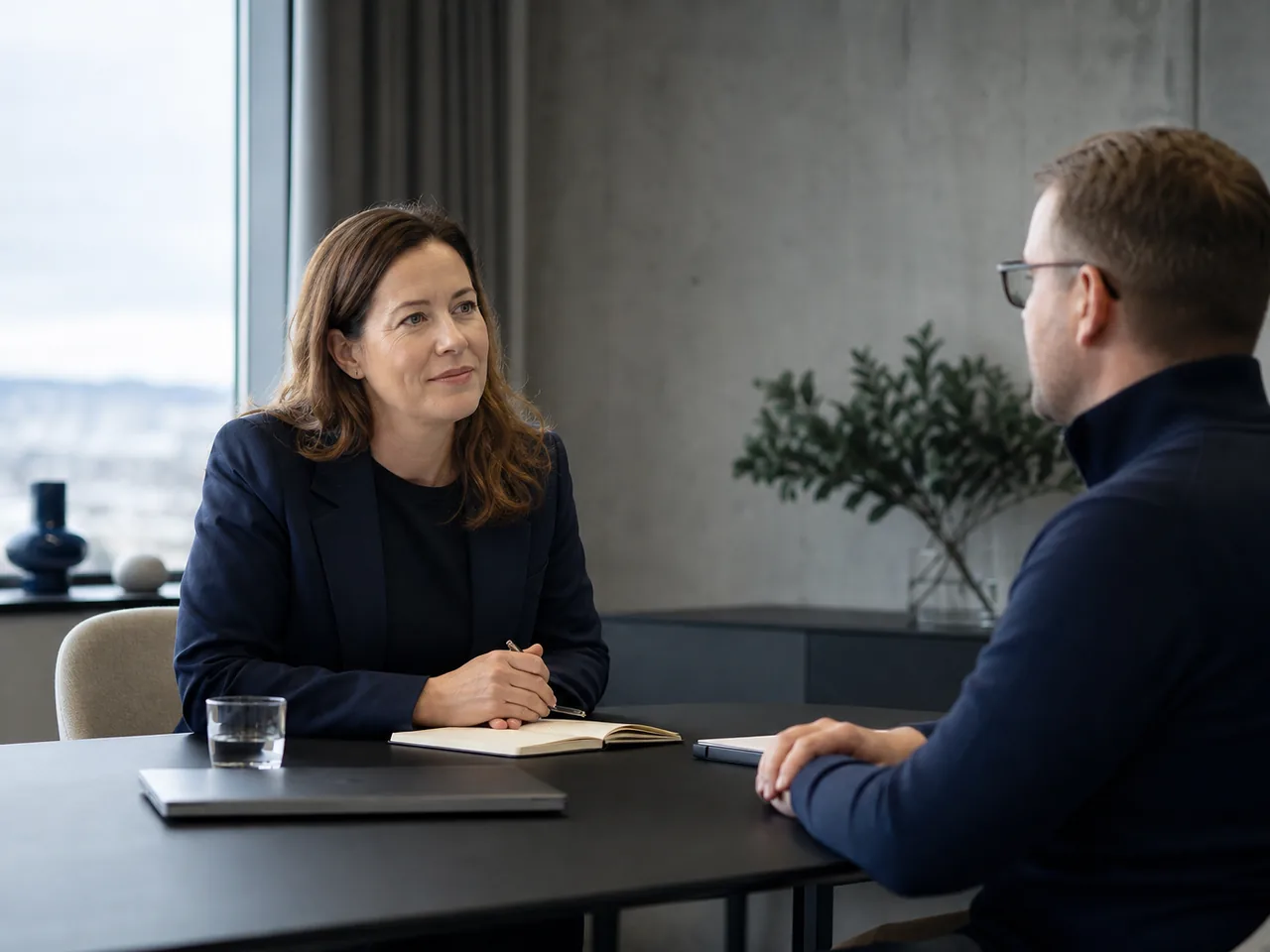 Asiantuntija kuuntelee työnhakijaa rekrytointikeskustelussa